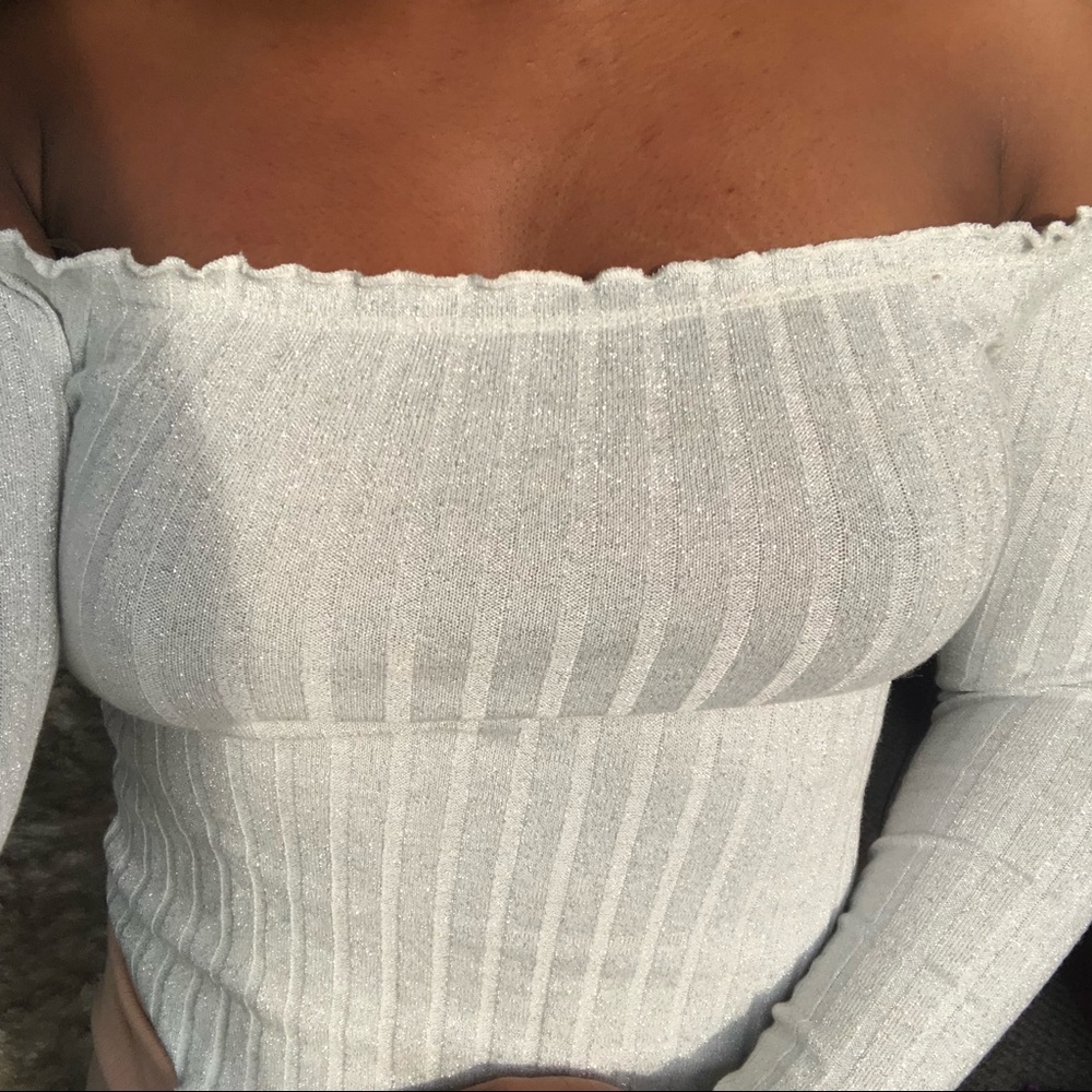 Off the shoulder long sleeve croptop